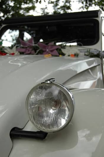Der weiße 2CV angemietet für eine Hochzeit, für das Brautpaar geschmückt
